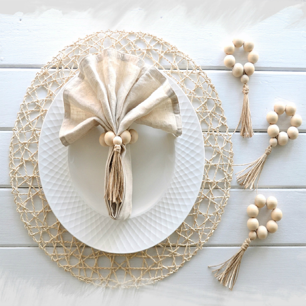 soporte para el anillo de servilleta de cuentas de madera natural hecha a mano con borlas, rústica en la granja de la granja colgante de la pared, bodas decoración de la mesa del hogar