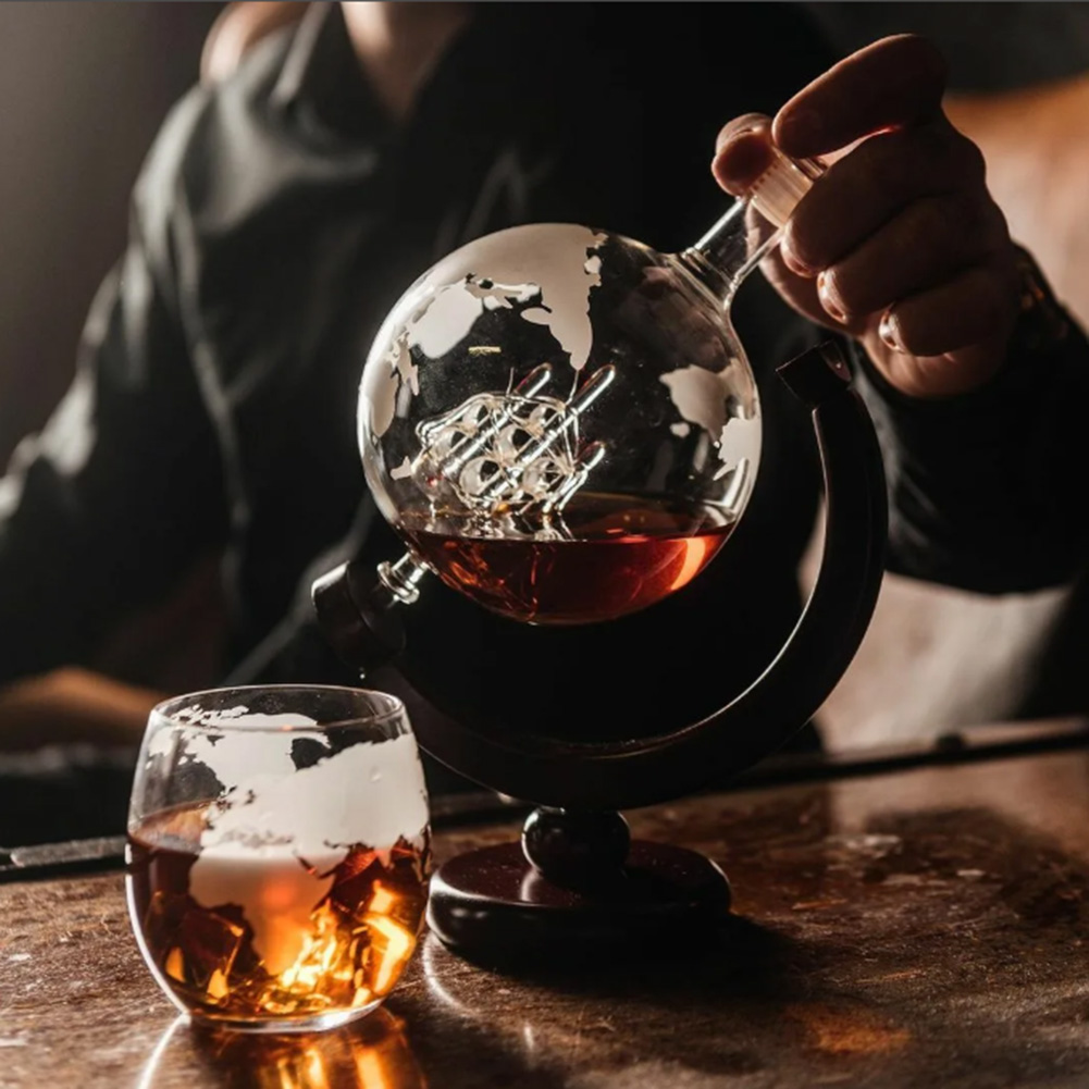 850ml Whisky Decanter Globe com garra de madeira requintado sem chumbo e 2 óculos de uísque Globe Globe Globe Globe Gift