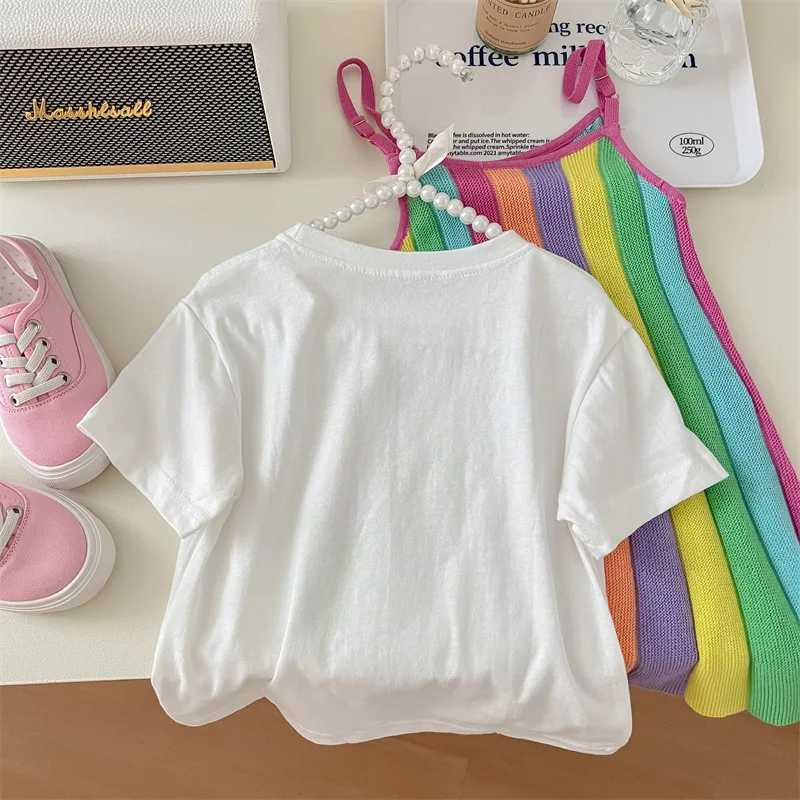 T-shirt 2024 Girl Summer Clothes Set T-shirt con stampa coniglio + vestito camisole arcobaleno dolce 2 pezzi abiti da maglia da maglieria set di abbigliamento coreano 240410