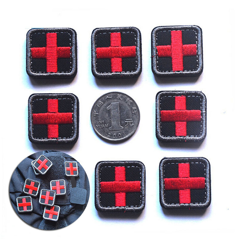2,5 cmx2,5 cm Medic Parametico Distintivo di esercito tattico Mini bandiera della Croce Rossa in gomma 3D in PVC Svizzera Cross Patch