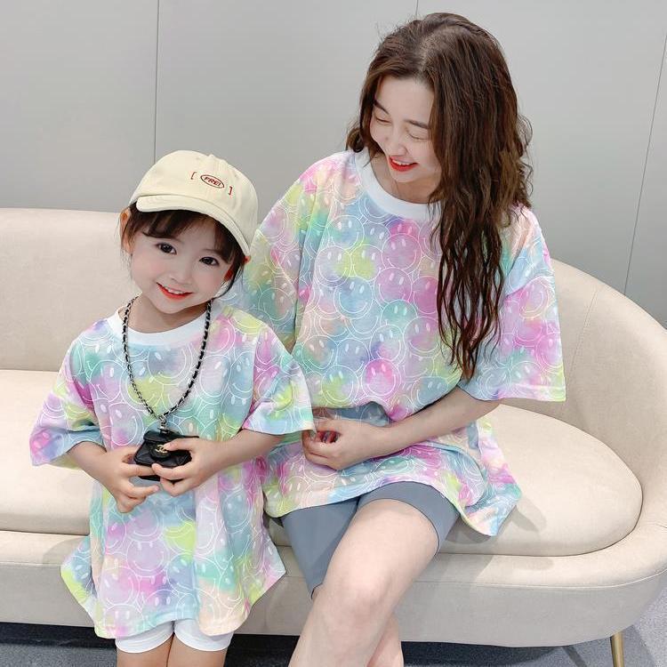 Mutter Tochter bedruckte T-Shirts 2022 Neue Sommerkleidung Ranibow Smile Face Printed Family Matching Outfits Kinder Krawattenfarbe Tops