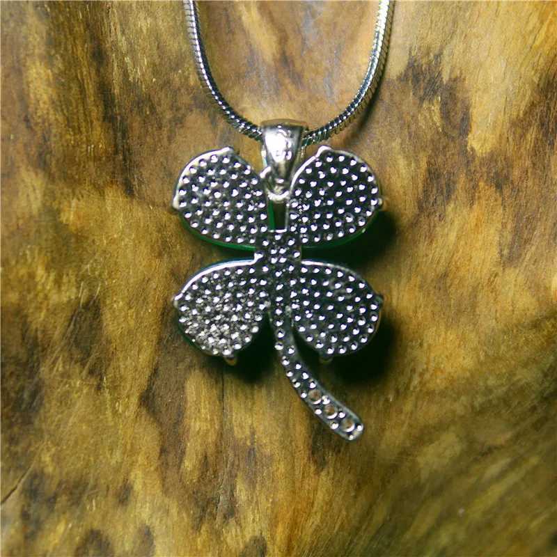 Colliers pendants Bijoux de mode en gros Chalcédoine Green Work Inlaid Four Leaf Clover Collier pour femme Bijoux Namour Charm Gift 240410