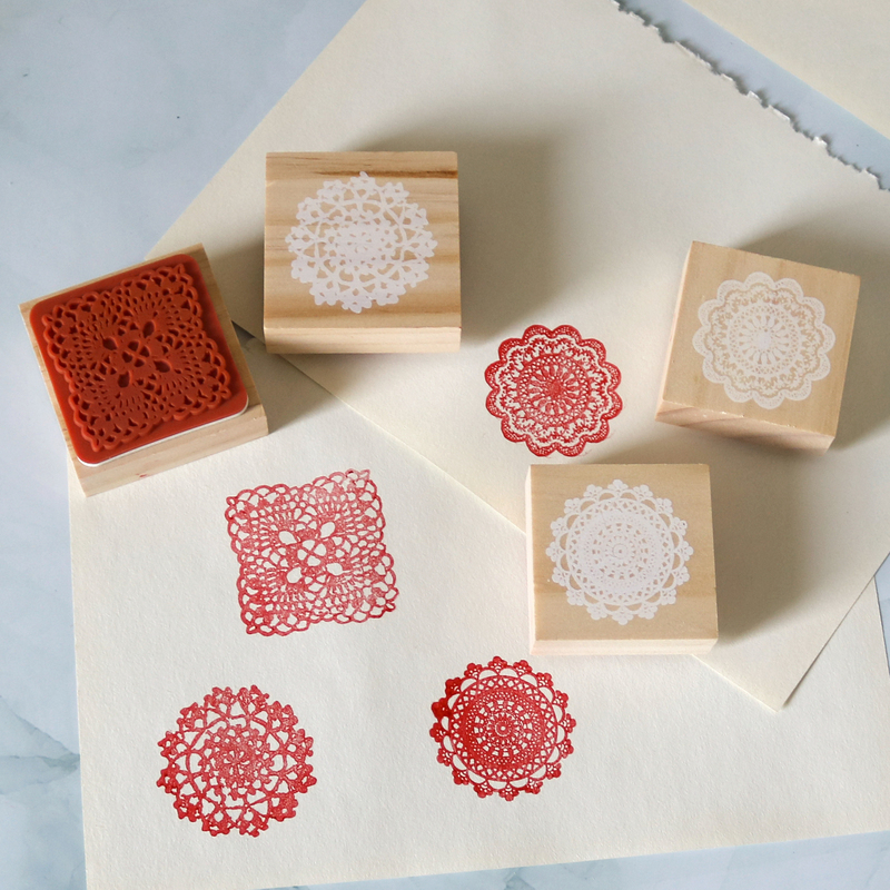 1 st 4,5x4,5 cm Mooie houten kanten stempel Ronde Doily -stempel, 2 ontwerpenstempel voor plakboeking DIY Decoratie