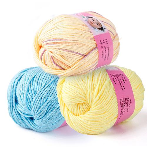 編み物用のウールの糸を編むためのベイビーキッズ糸は、セーターのスカーフ手袋のための柔らかい編み糸を編むための編み糸を編みながらyarnskkein