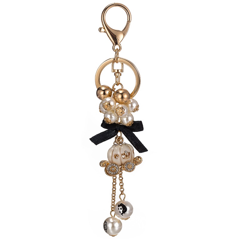 Keychains pendants en perle porte-clés de chariot de citrouille pour femme bijoux de luxe bœuf car clés de camélia décoration de sacs de camélia