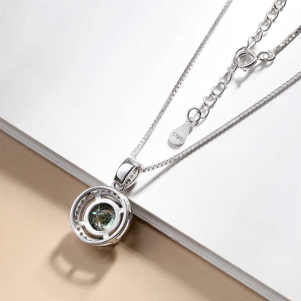Pendanthalsband Serenity Day 2CT Green Moissanite Pendant Necklace For Women Wedding Present S925 Sterling Silver Plate 18K White Gold Fine Jewelry 240410