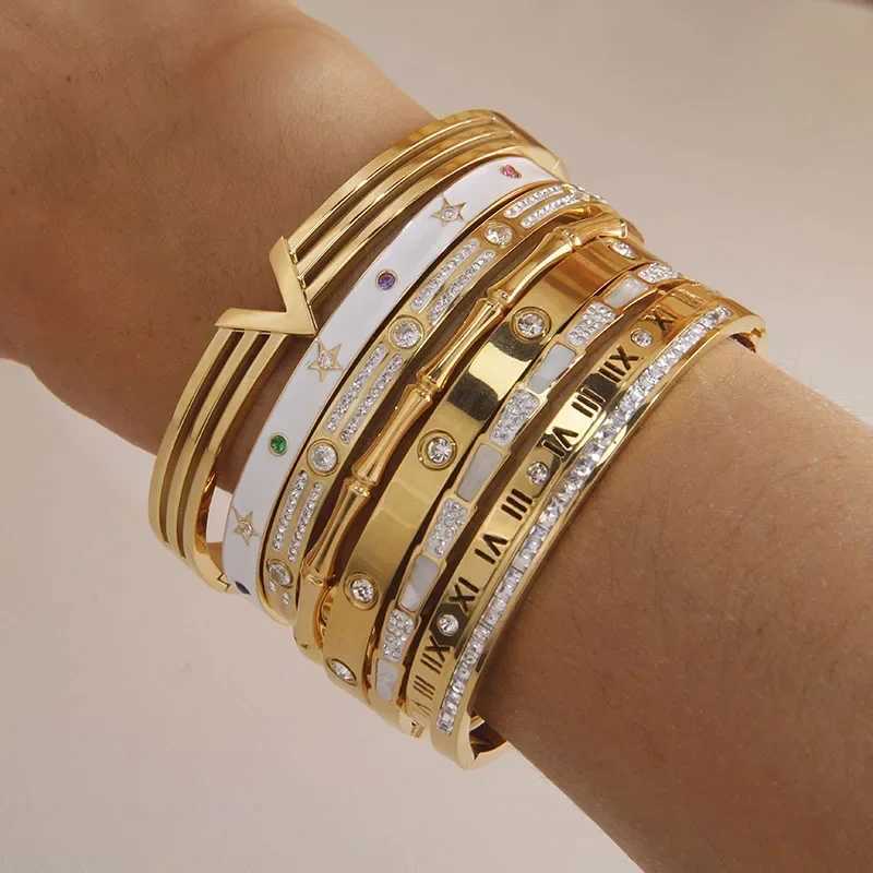 Bracelet classique en acier inoxydable V Bracelet de charme de fleur pour femmes bracelets de serpent cristallin bijoux bijoux de poignet de la rouille 24411