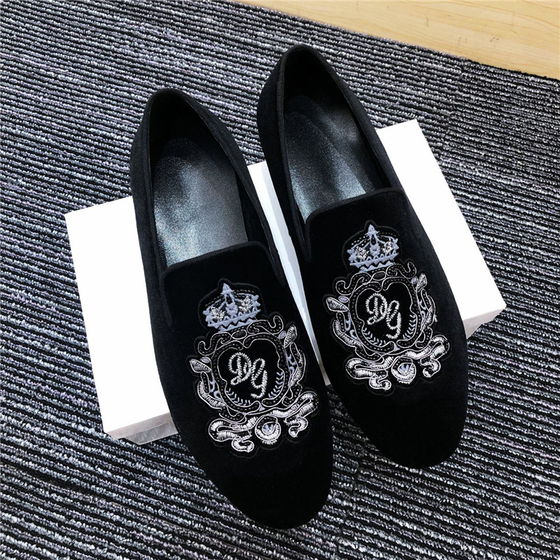 İngiliz marka elbise ayakkabıları yeni varış erkekleri nakış düğün ayakkabıları sivri uçlar siyah kadife mokasenler perçinler düz ayakkabılar boyutu 38-44