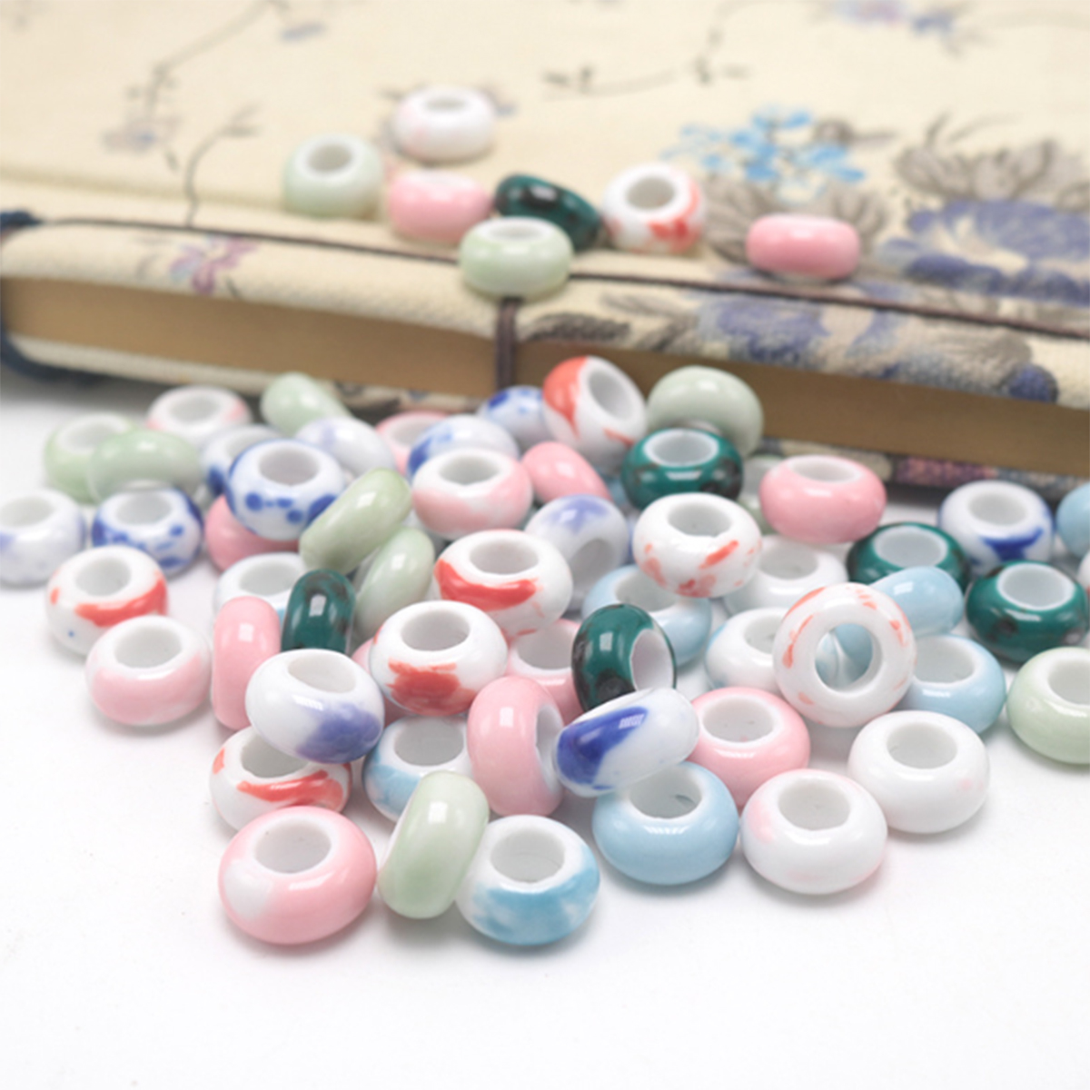 Bunte handbemalte runde Donut-Form-Keramikperlen für Schmuck, die Halskettenarmband hochwertige DIY-Accessoires machen