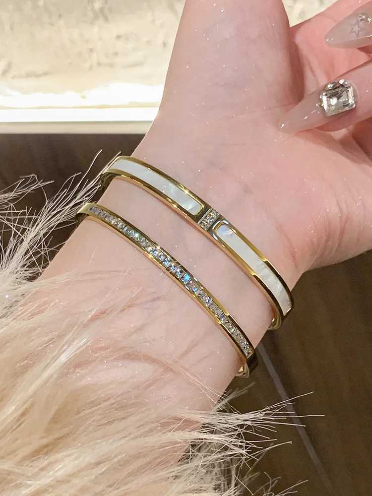 Bangle Fashion Design Gold Color étanche étanche en acier inoxydable Marque de luxe Bracles pour femmes Gift 24411