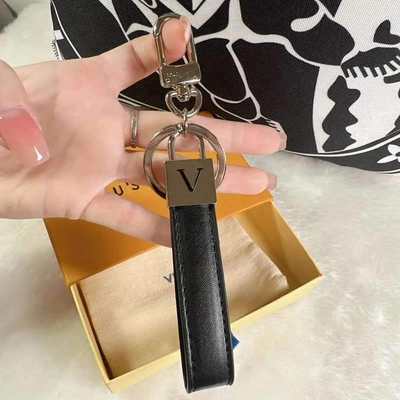 Avec des bagues de voiture de clés de trèfle de la mode Box Luxurys Designers Key Chain Black Leather Kechechains Fashion Leisure Pendant