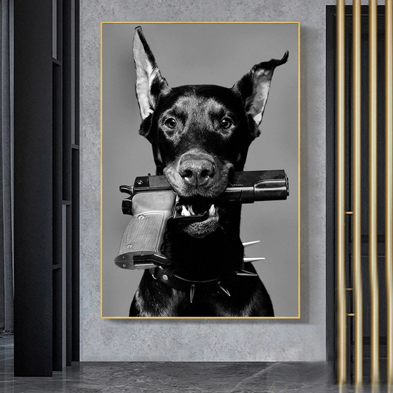 リビングルームのための銃ポスタープリントを持つブラックドーバーマン犬クリエイティブ警察犬のキャンバス絵画壁アートノルディックホーム装飾