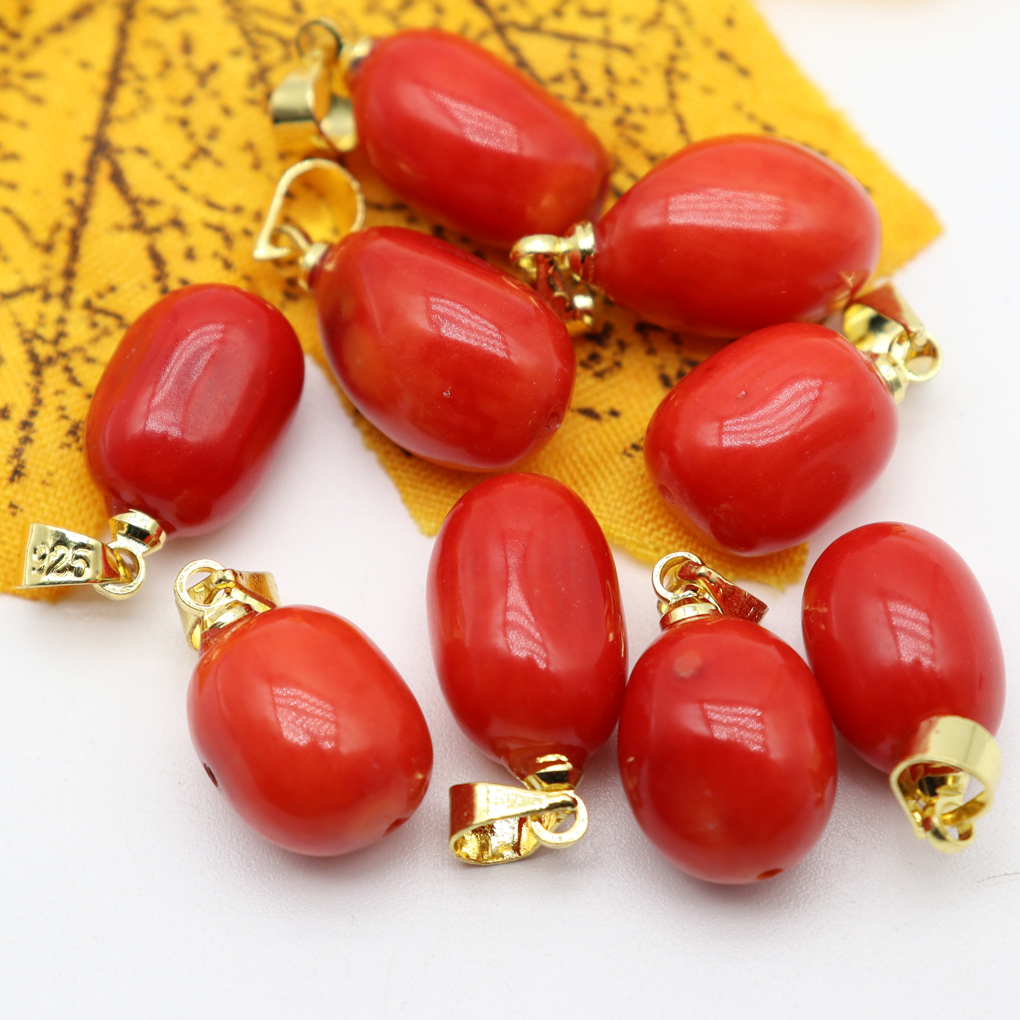 Natural Red Coral Pendant Sea Bamboo Oregelbundet utsökta för smycken som gör DIY -halsband örhängen Charms Handgjorda tillbehör 2cm