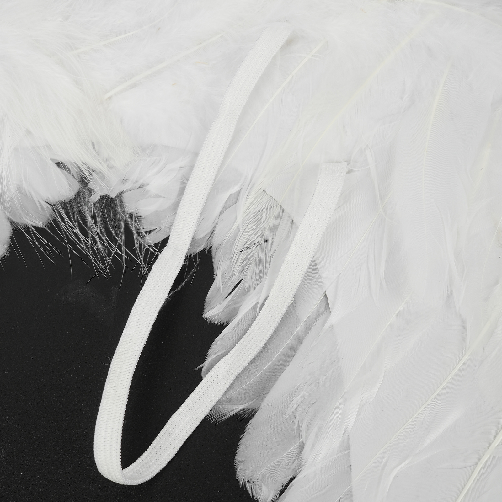 Enfants adultes ange diable blanc noirs plumes ailes tombées ange déposées