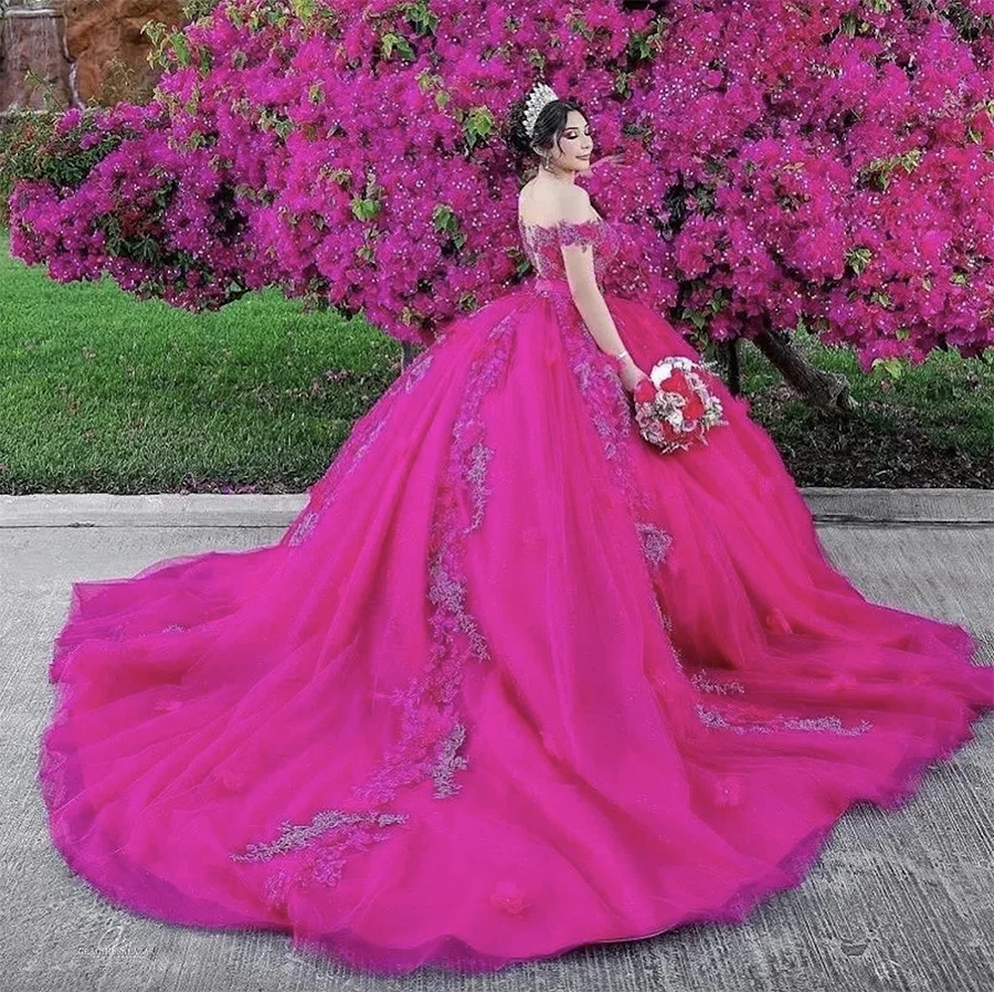 2024 Hot Pink Quinceanera Dresses spetsapplikationer kristallpärlor från axeln korta ärmar handgjorda blommor fuchsia puffed bollklänning tyll gästklänning