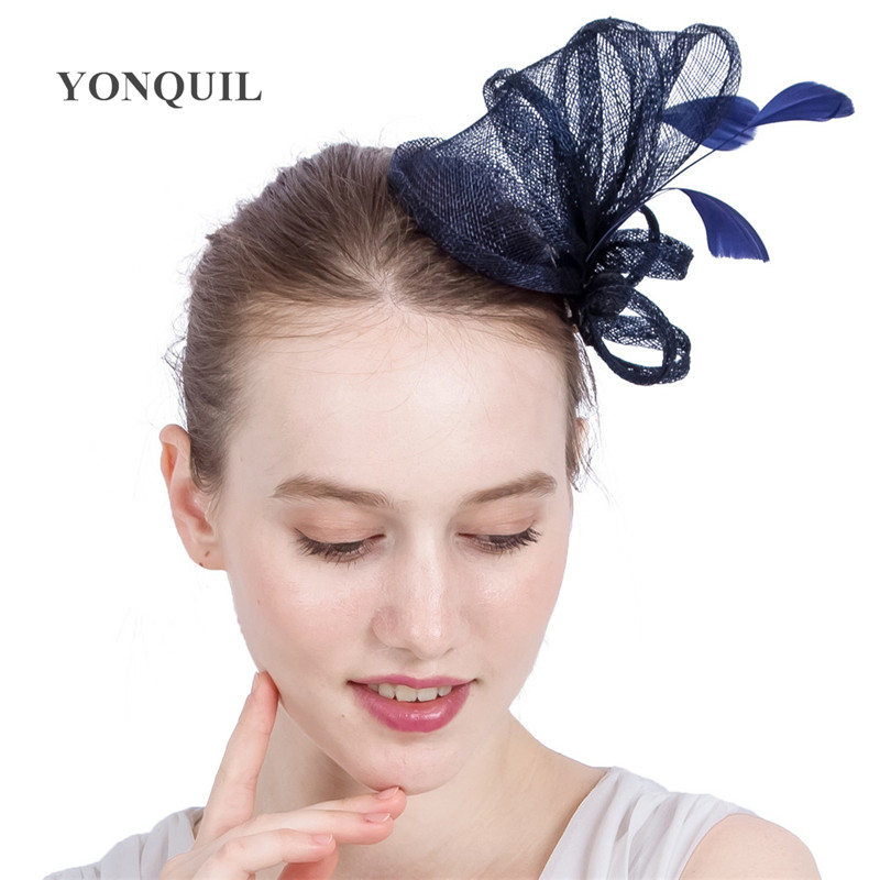 Élégant dames fascineur de mariage Chattes Clips de cheveux Navy Sinamay Headwear Bridal Cocktail Cocktail avec des accessoires de cheveux en plumes