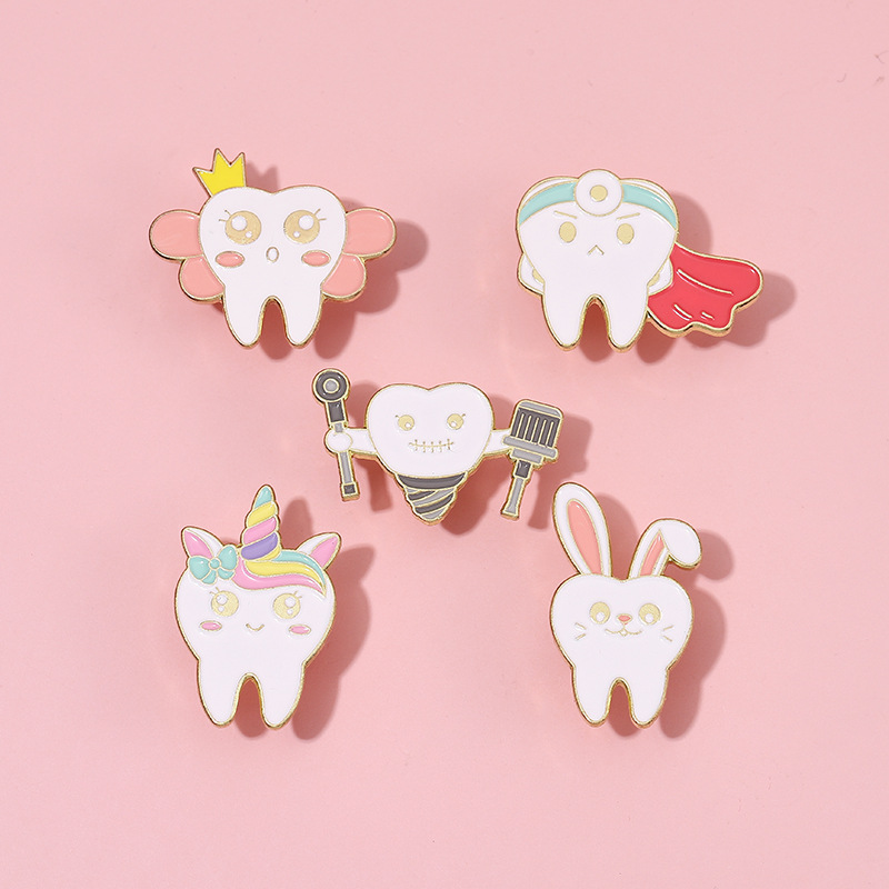 Tooth Enamel Pin Dentiste Vêtements Collier Badge Badge Rabbit Oreilles Aile Forme de dents Broche Sac à dos Protéger les accessoires de dents Cadeaux