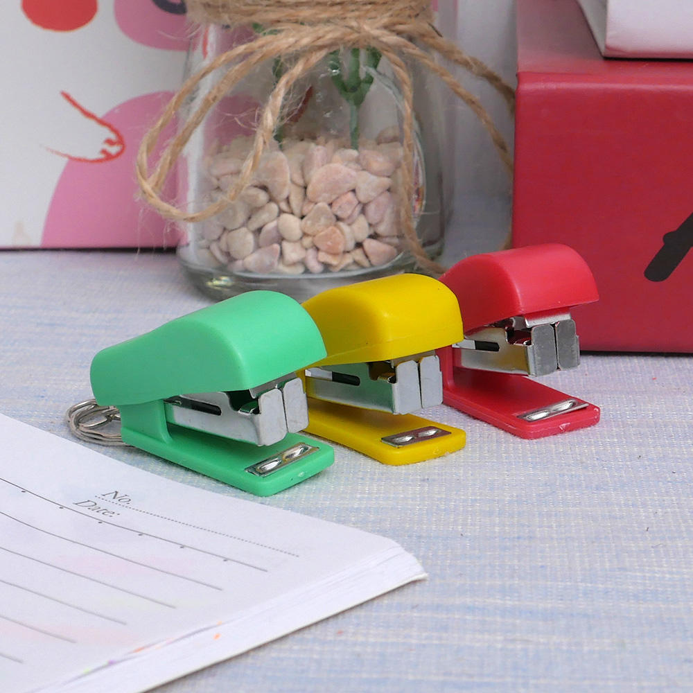 Mini agrafeuse avec la papeterie organisatrice de l'organisateur de bureau d'école de Keychain Stapler Stationnery