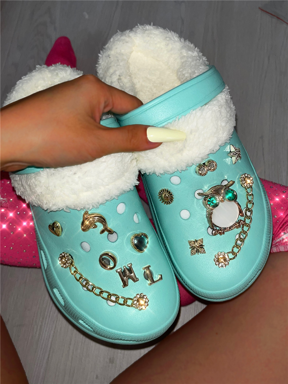 Whtolesale Winter Plush Bubble Slippers Женщины Diy Bright Diamond Gold Chain мягкий массаж Slides Slides Садовые сабо.