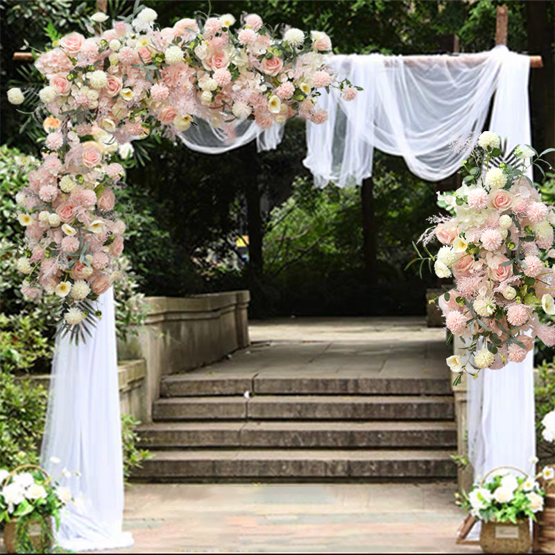 Roze kunstbloemen rij voor bruiloft decor welkom bord bloemen arrangement boog bloem achtergrond hotel bloemen muur