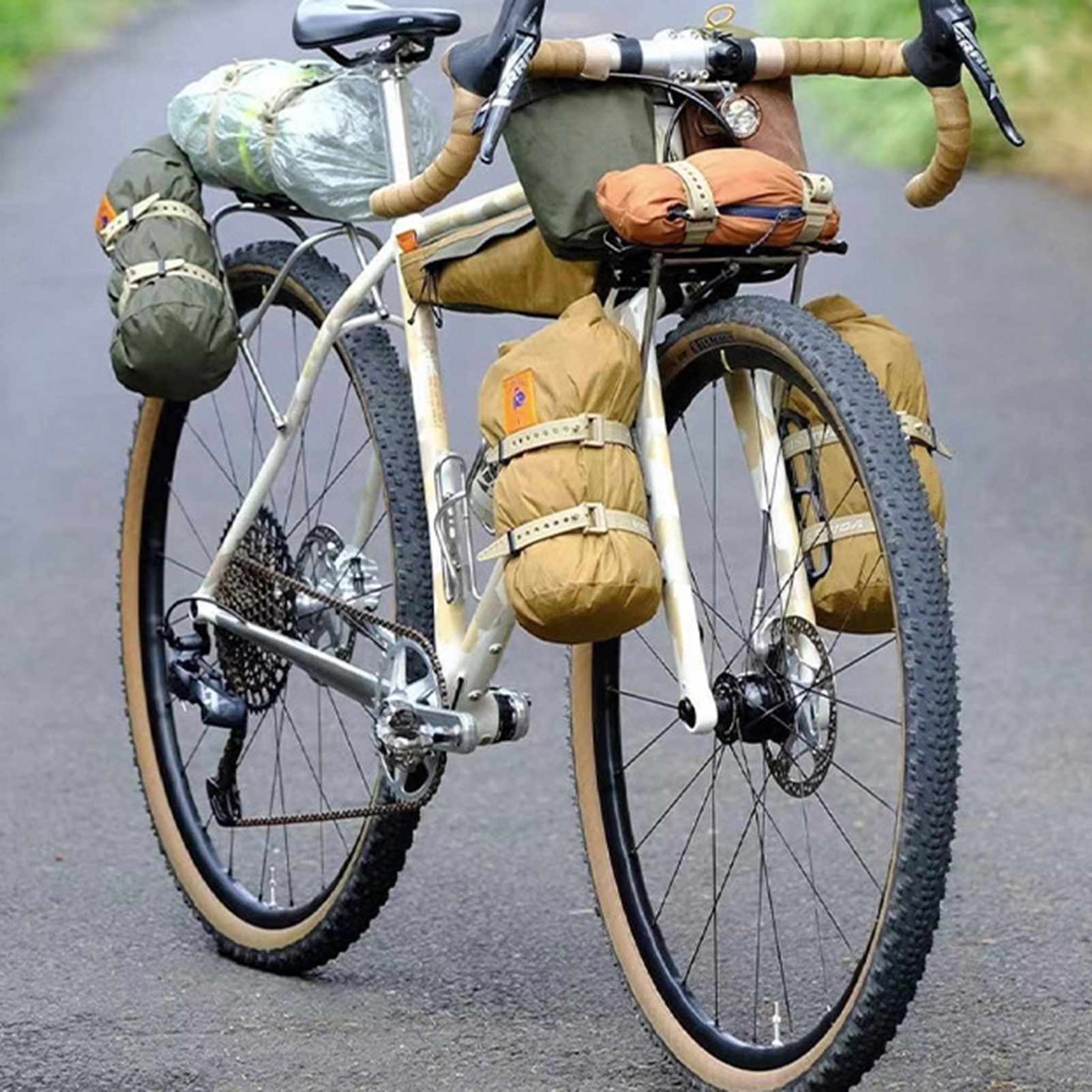 Fahrradflaschenkäfighalter mit leichtem Harzhaken und Loop-Schnalle, die mit allen Standardflaschen XR-HOT kompatibel ist