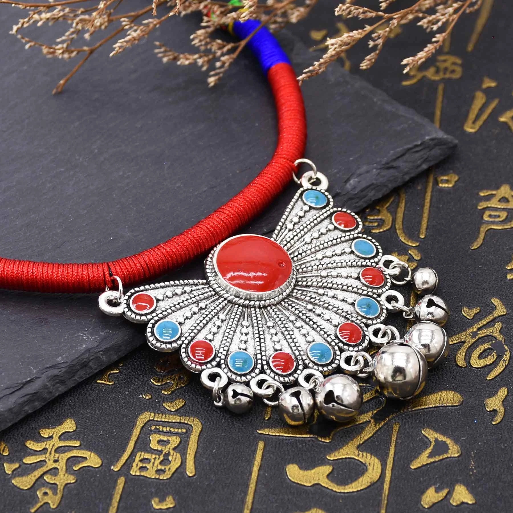 Тибетская этническая красная вентиляционная в форме вентиляционных вентиляторов колокольчика на головной ленте винтаж Винтаж женский головной убор Miao Boho племенные волосы ювелирные изделия