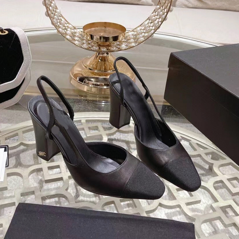 Högkvalitativa kvinnors högklackade sandaler Summer Luxury Designer Läder Sexiga festskor Matchande Color Chunky Heels Wedding Shoes Designer Women's Leather Strap Box