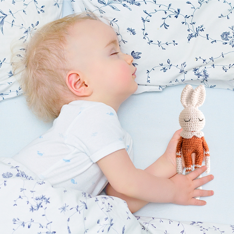 Bambolo brown coniglio uncinetto giocattolo giocattolo giocattolo all'uncinetto bambola anello di legno di legno teatro giocattolo giocattolo regalo di compleanno del bambino
