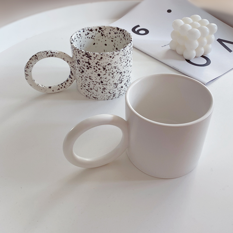 Creative Big Round Circle Handle Mugs Ceramic Personaliserade koppar Vit Svart stänk-bläck för mjölkvatten te köksbeteckna gåva