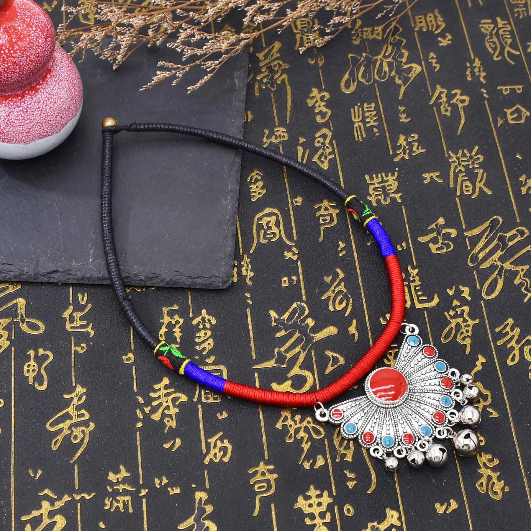 Тибетская этническая красная вентиляционная в форме вентиляционных вентиляторов колокольчика на головной ленте винтаж Винтаж женский головной убор Miao Boho племенные волосы ювелирные изделия