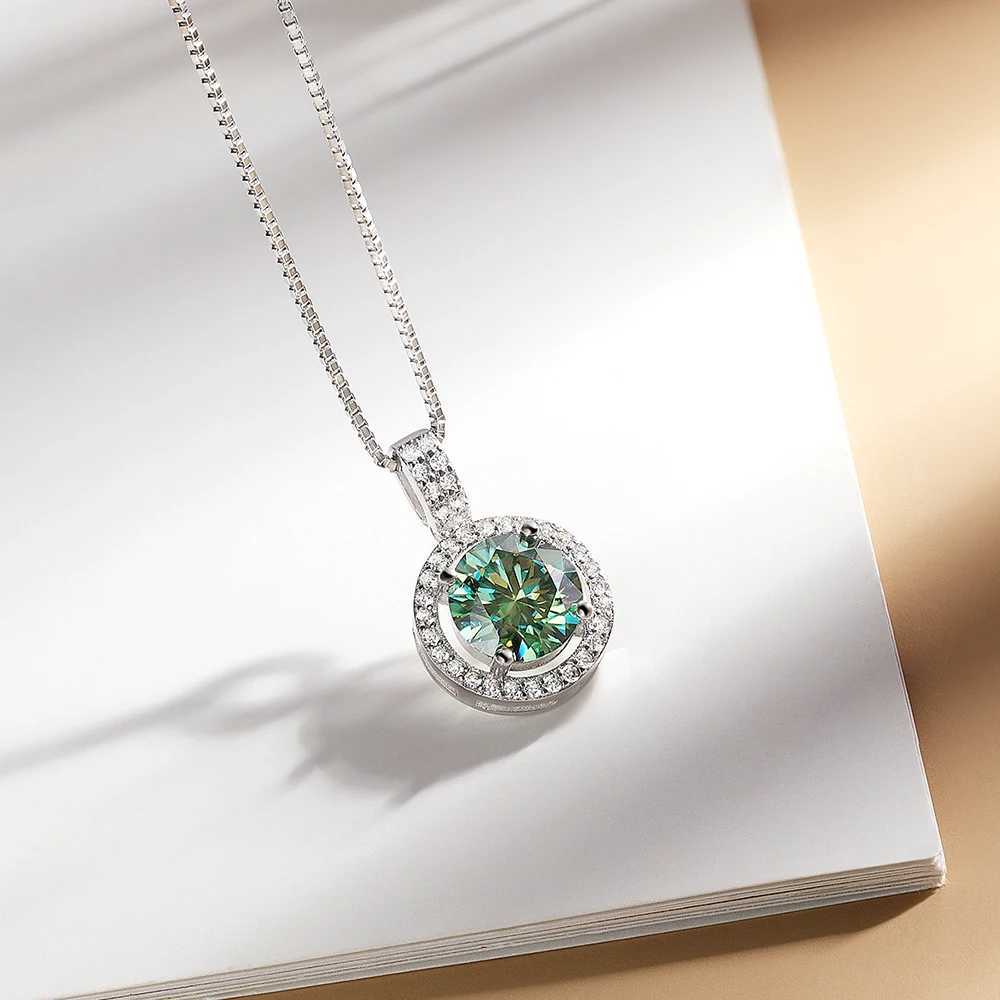 Pendanthalsband Serenity Day 2CT Green Moissanite Pendant Necklace For Women Wedding Present S925 Sterling Silver Plate 18K White Gold Fine Jewelry 240410