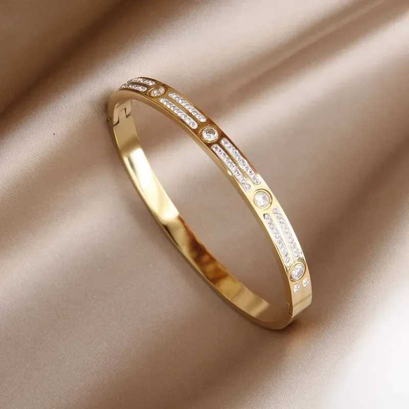 Bracelet classique en acier inoxydable V Bracelet de charme de fleur pour femmes bracelets de serpent cristallin bijoux bijoux de poignet de la rouille 24411