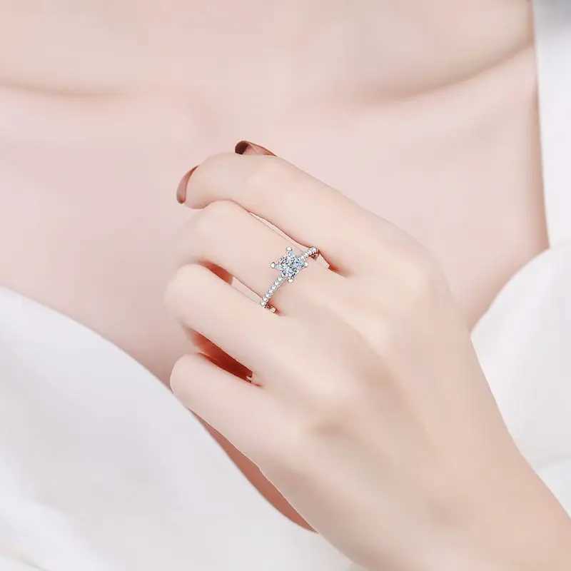 Band ringer en riktig 1CT 2CT Princess Square Mosonite Ring lämplig för kvinnors mousserande diamantförlovningsbröllopsband S925 Silverpläterad PT950 GRA J240410