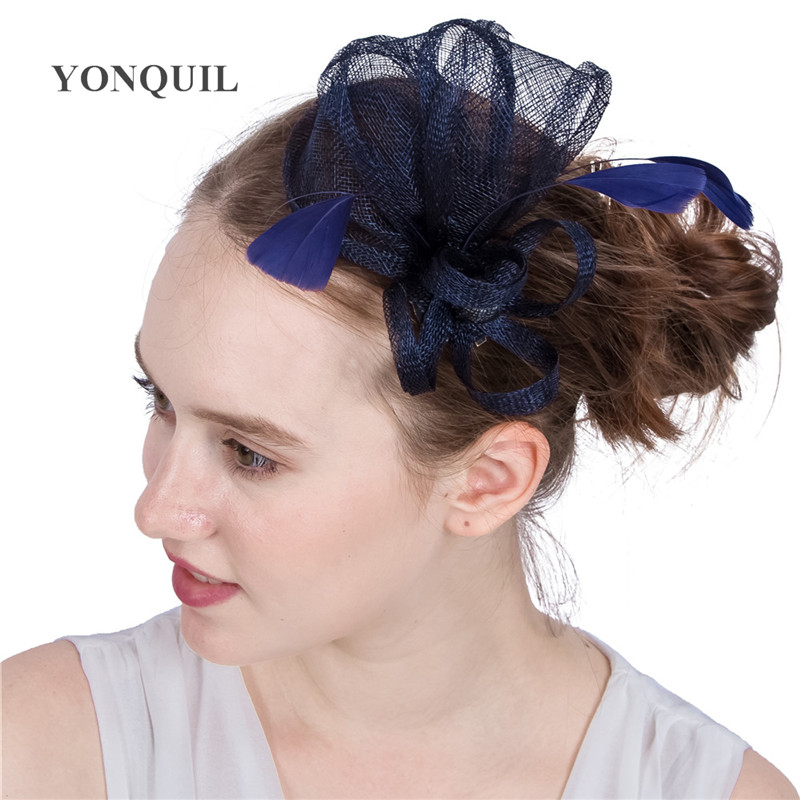 Élégant dames fascineur de mariage Chattes Clips de cheveux Navy Sinamay Headwear Bridal Cocktail Cocktail avec des accessoires de cheveux en plumes