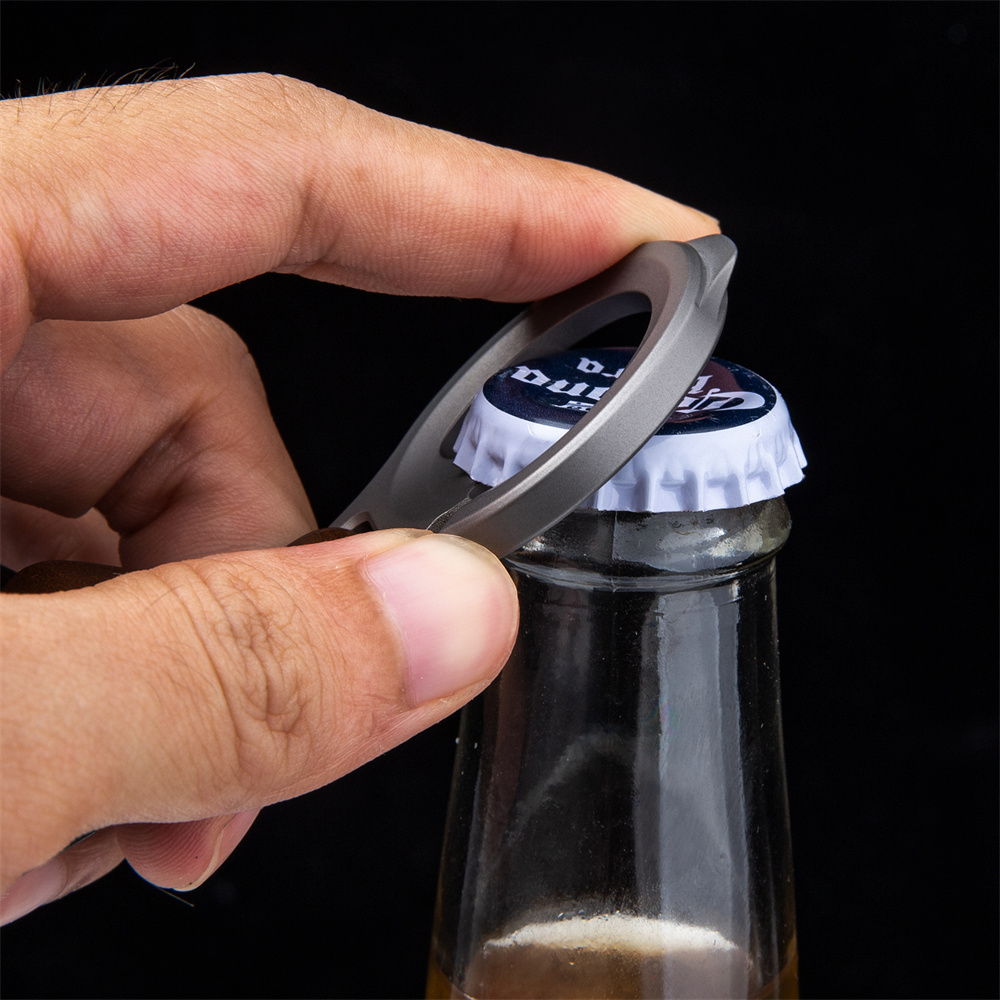Titanlegeringsläder Midjebältet Buckle Keychain Bottle Opener Car Pendant Portable Multifunktionellt EDC Outdoor Tool