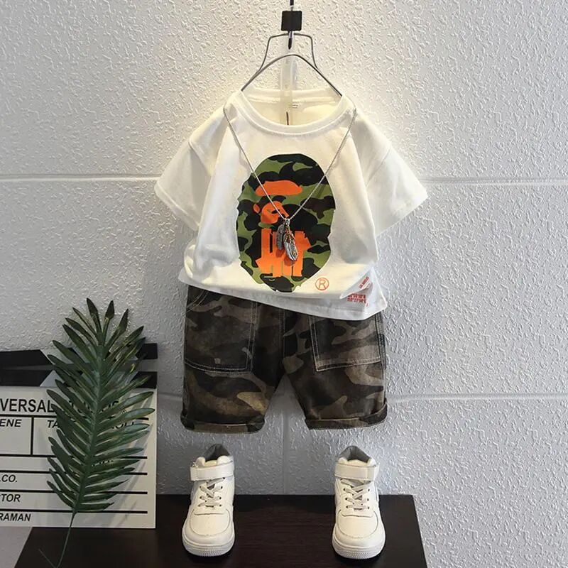 Conjunto de manga curta de verão infantil 2023 Novos meninos, t-shirt shorts top 2 peças 2 peças CAMO CAMO CRIANÇAS Terno de roupas 1-7Y