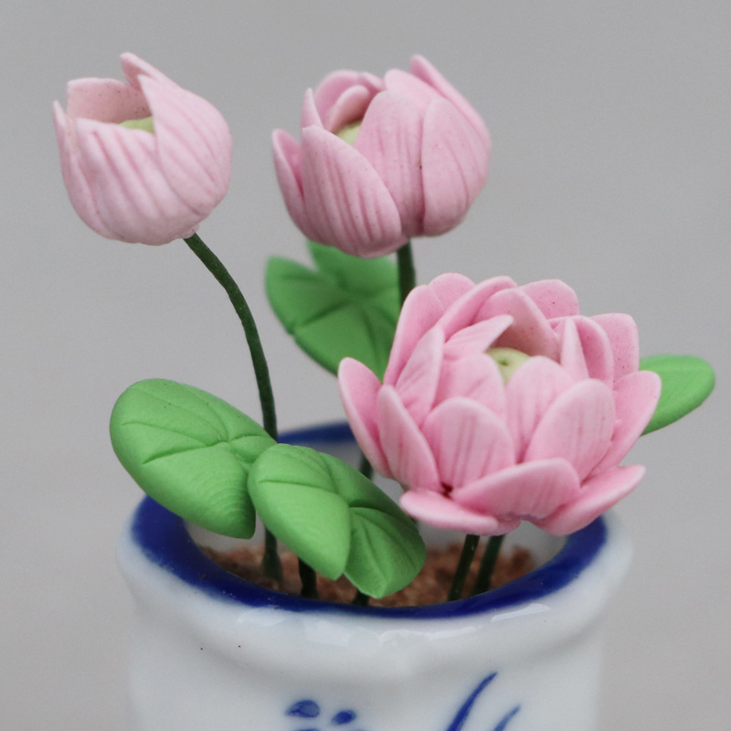 1:12 Mini céramique pot rose lotus bricolage à la main maison petite plante en pot petite fleur poupée de poupée de poupée miniatures décoration de scène