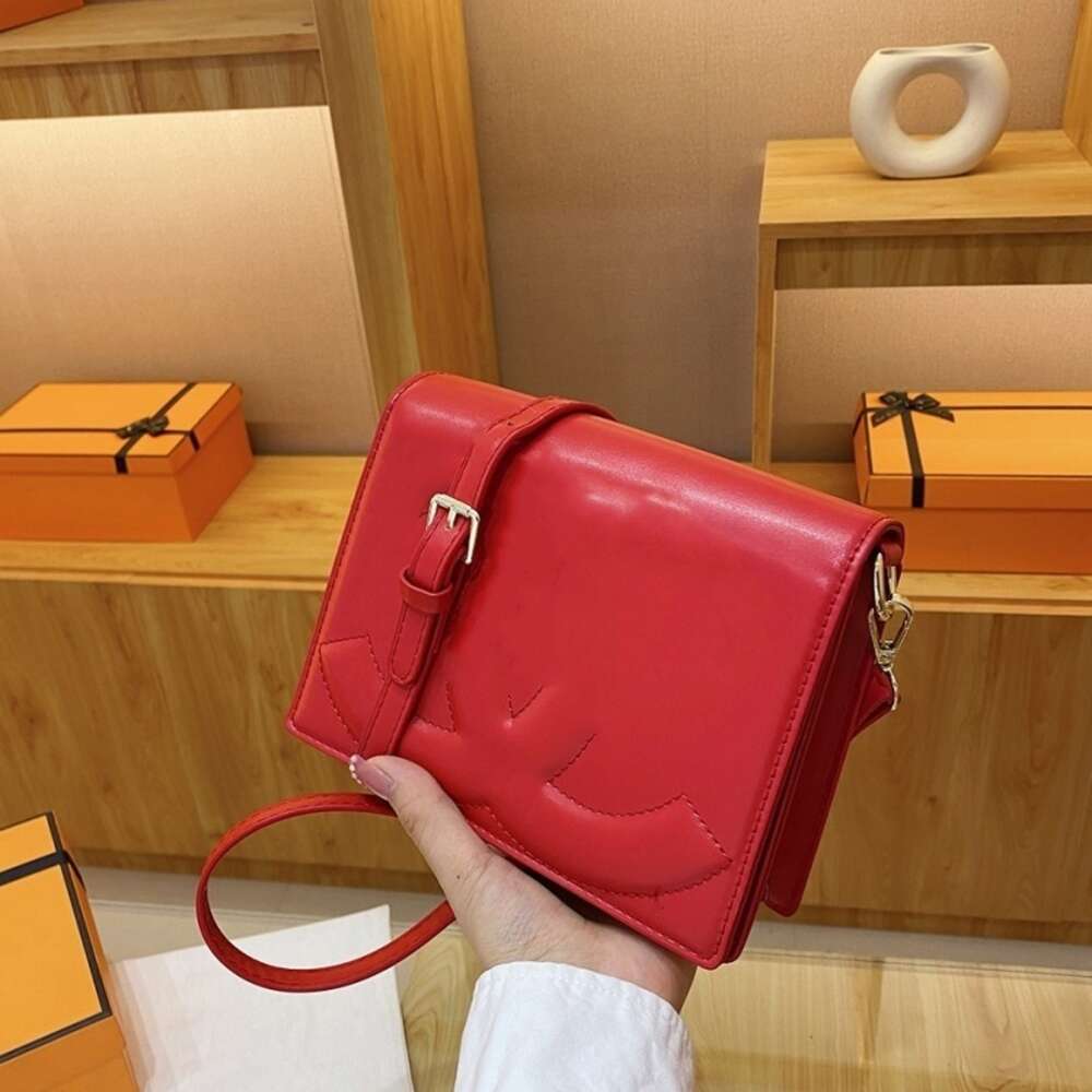 O designer de bolsas vende sacolas de marca a 60% de desconto de bolsa pequena para mulheres novas e modernas ombros de alta qualidade textura bolsas de trabalho crossbody