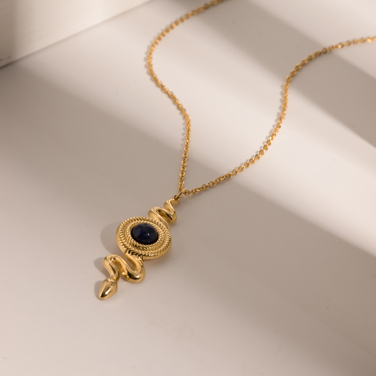Designer clássico 18K Gold Aço inoxidável Inclado Lapis Lazuli Snake Colar em forma de pingente para mulheres Jóias de casamento para festas de banquete livre de frete