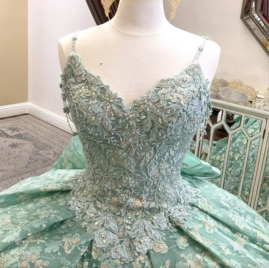 セージグリーンキラキラセクシーなスパゲッティストラップクリスタルアップリケQuinceanera Dresses Ball Gown Beading Sweet Vestidos de 15 Girls