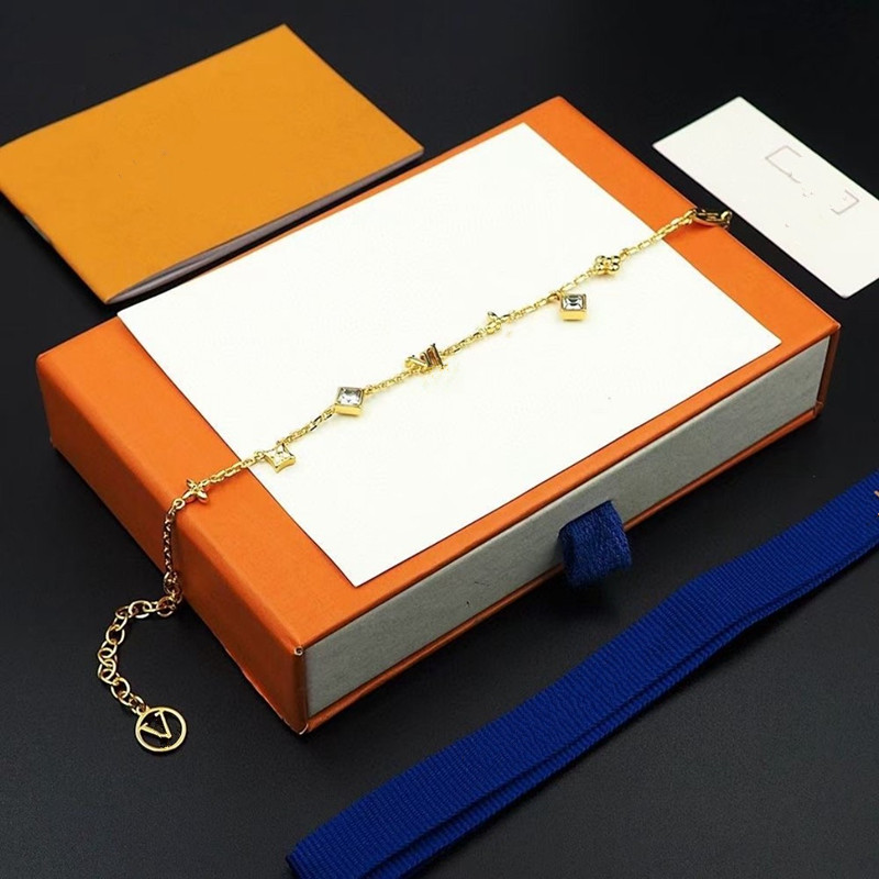 Avec des bracelets de créateurs de boîtes Bracelet en diamant classique fleur de mode pour femme 18k bracelets de charme de haute qualité en or les meilleurs bijoux