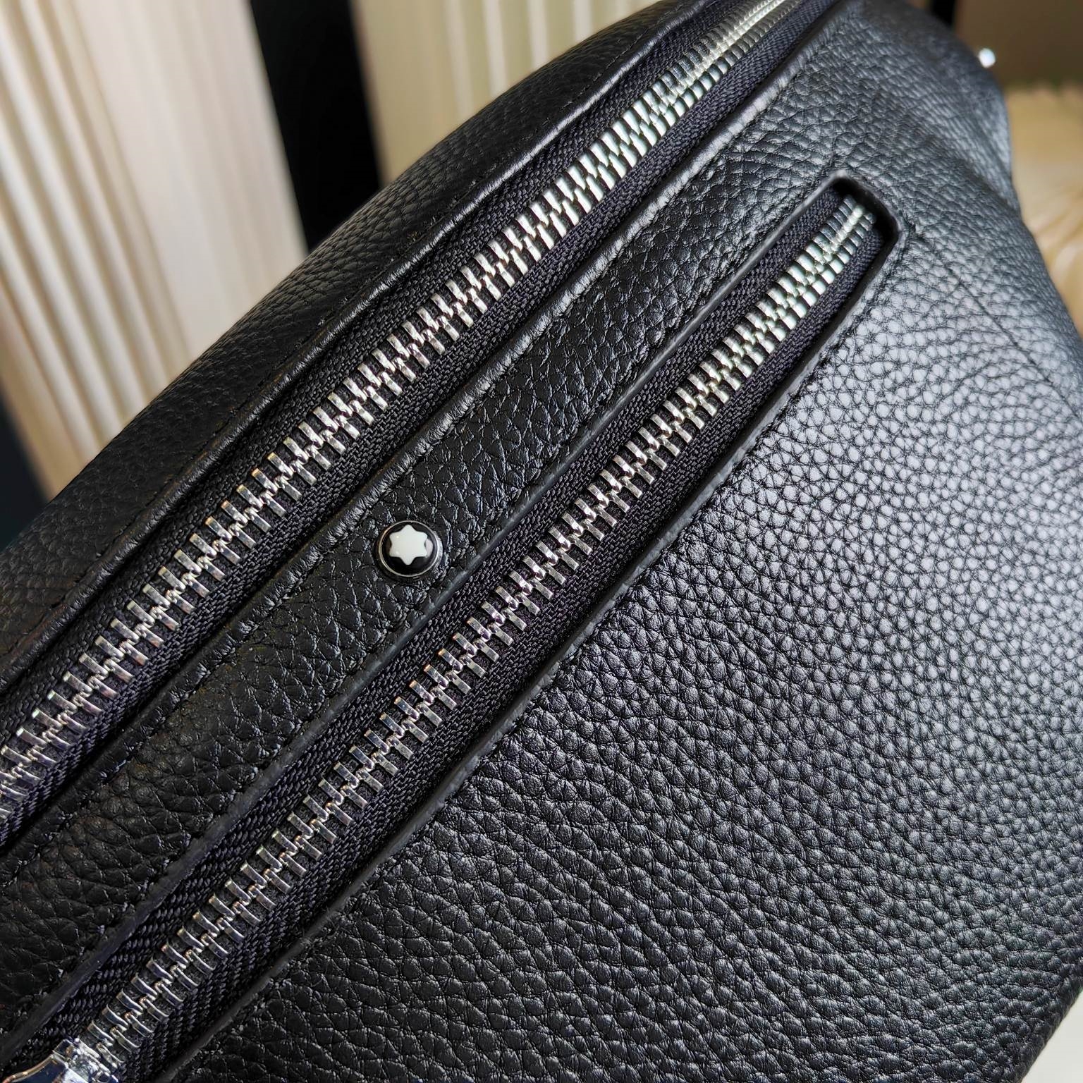 P140 고품질 세련된 남성 허리 팩 검은 가슴 가방, 원래 단일 가죽 재료, 최고 하드웨어 액세서리, 크기 : 35x17x7