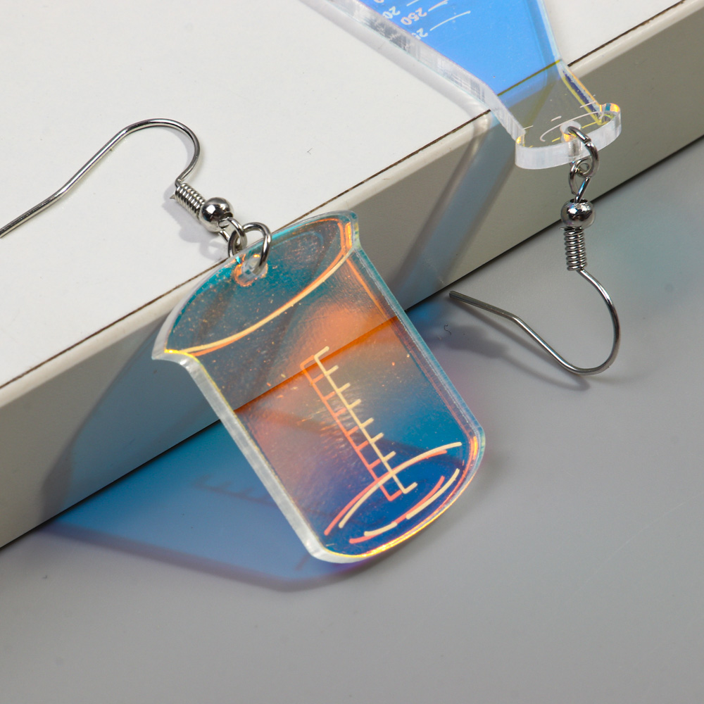 Pendientes de copa de medición acrílica láser divertidos para mujeres reactivas de fantasía asimétrica botella de botella de peaker joyas de arete