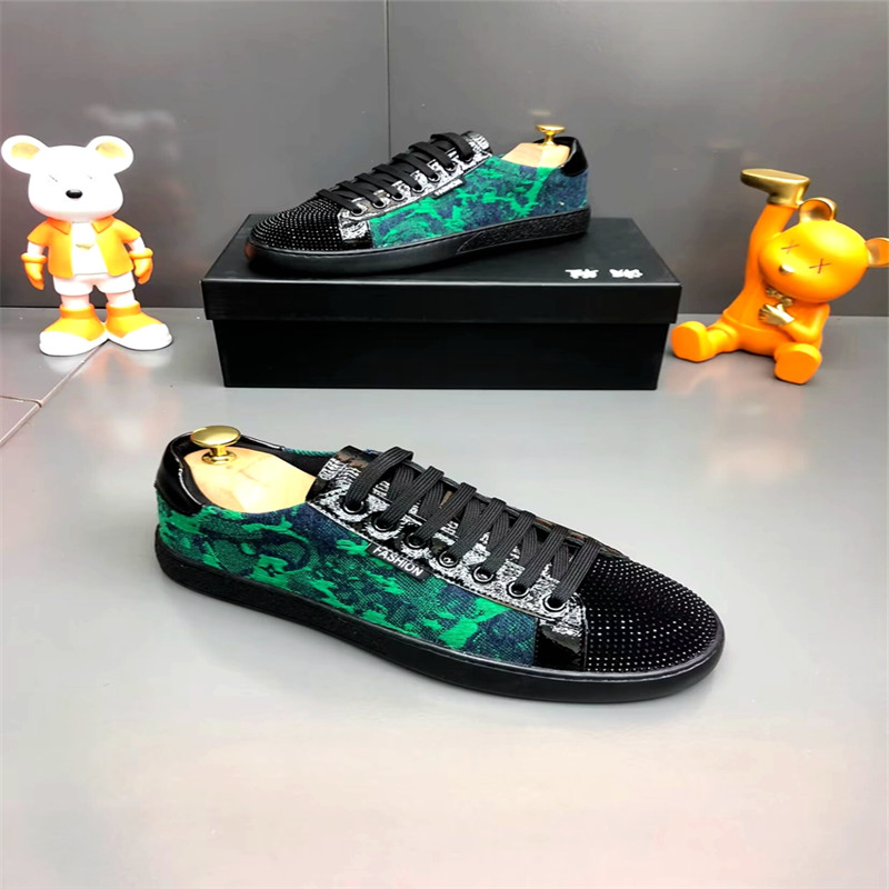 2024 Nuove scarpe uomini Scarpe sport casual Stampa di tela fidabile scarpe da skateboard piatta giovanile cool sneaker