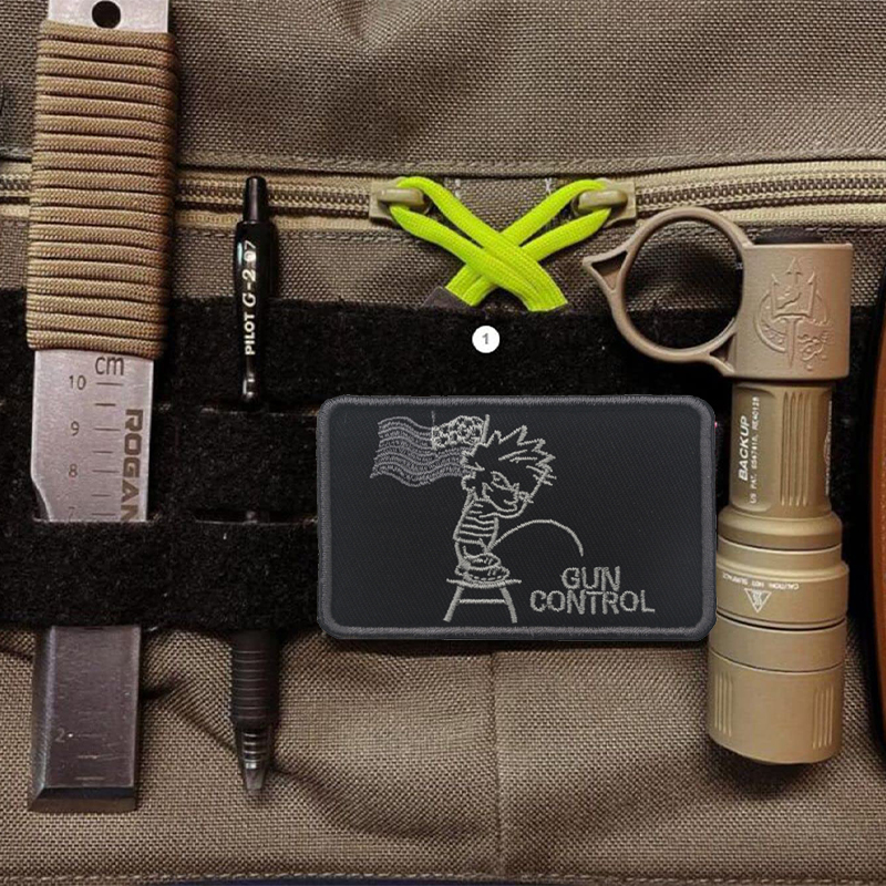 Il tizio dimora i badge di bracciale tattici militari faccina delle macchie ricami di ricamo pistola morale morale adesivo applique