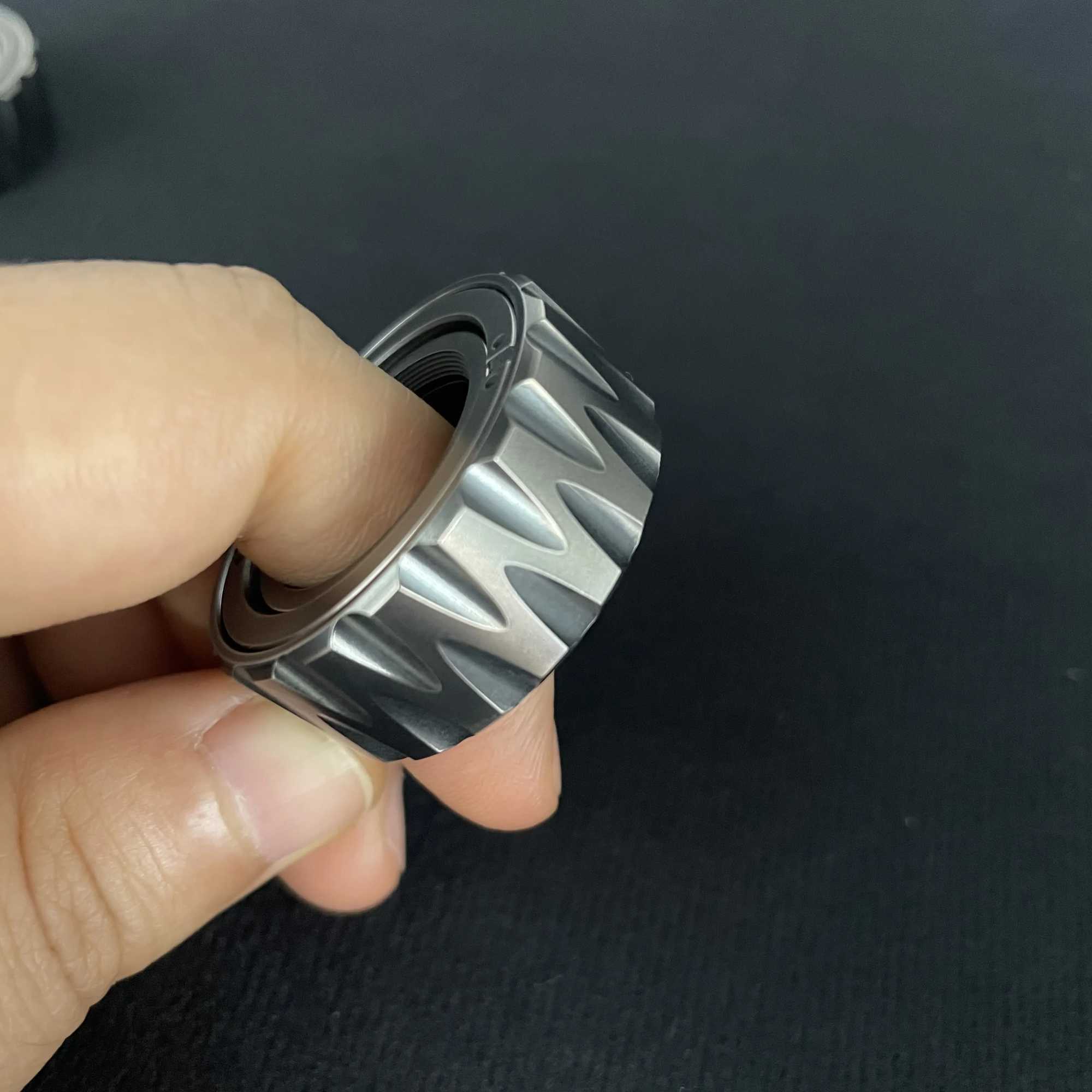 Dekompressionsleksak EDC Fidget Sliders Haptic Coin Mechanical Ring Fidget Toys Stress Relief för vuxna Magnet Metal Basic 240413