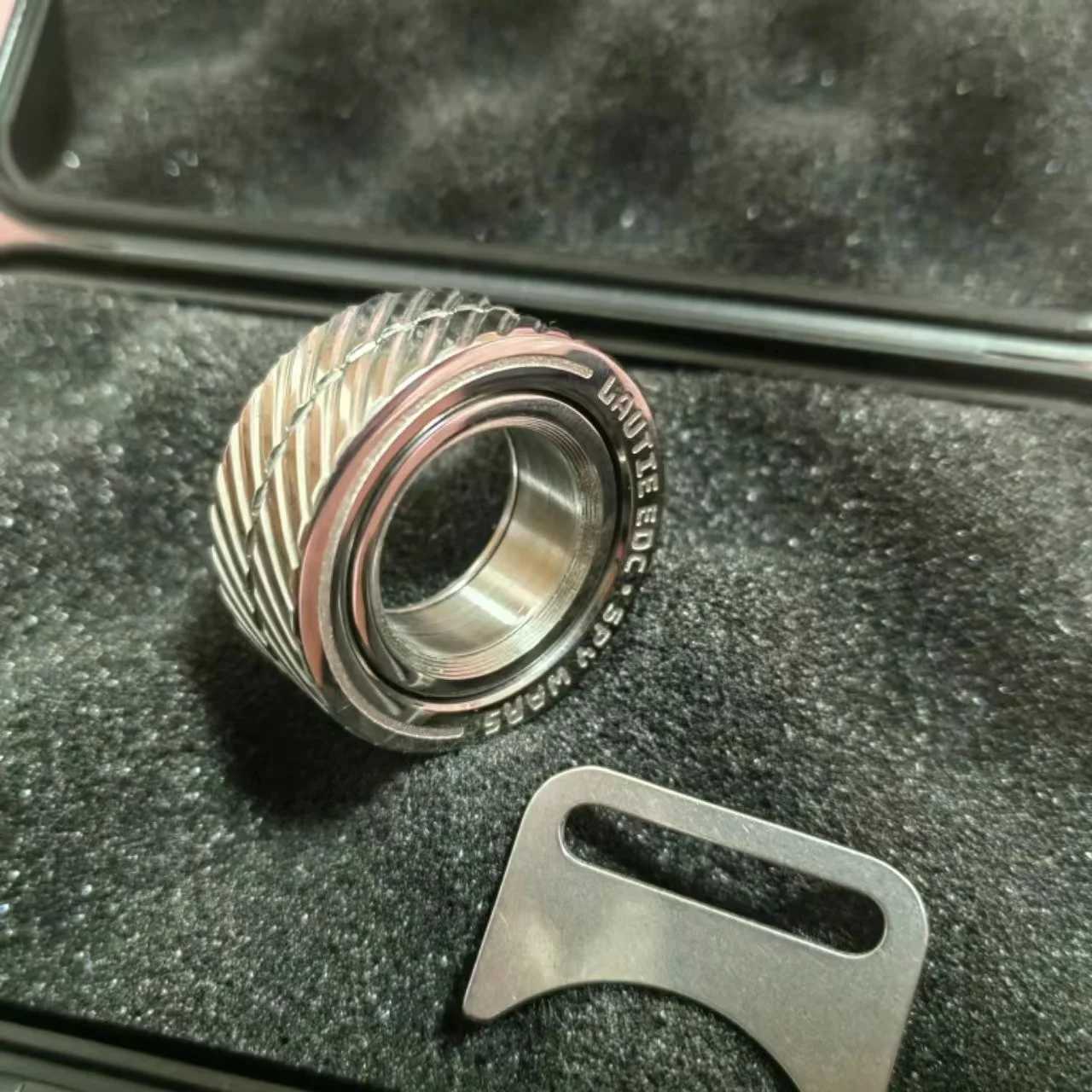 Dekompressionsleksak Ring EDC fidget spinner spärr ring metall leksak dekomprimering teknik magnetisk mekanisk spel gåva 240413