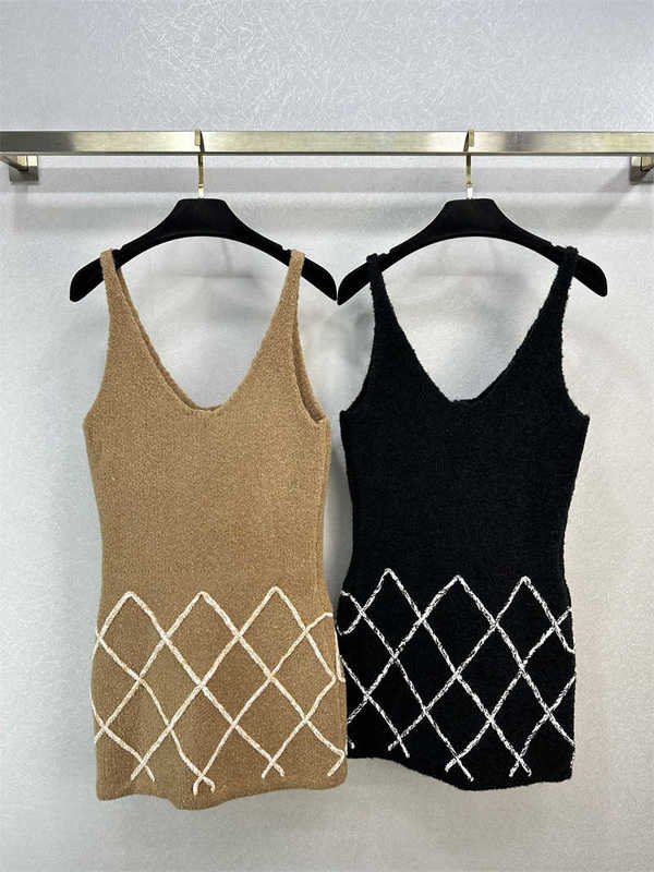 Basic & Casual Dresses designer 2024 Early Spring Cha Elegant Small Fragrant Wind Heavy Industry Contrast Color Diamond Grid Stripe Hooked Sweater Vest Skirt TEV5