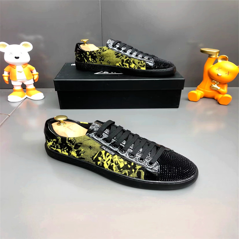 2024 Nuove scarpe uomini Scarpe sport casual Stampa di tela fidabile scarpe da skateboard piatta giovanile cool sneaker