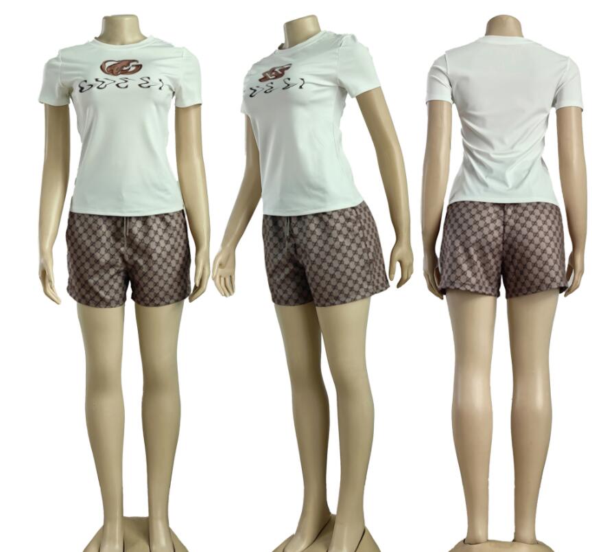 Des survêtements de broderie de luxe tenues de t-shirts et de shorts décontractés pour femmes.